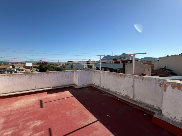 4-bedroom Flat In Canals, Spain (129 M²)