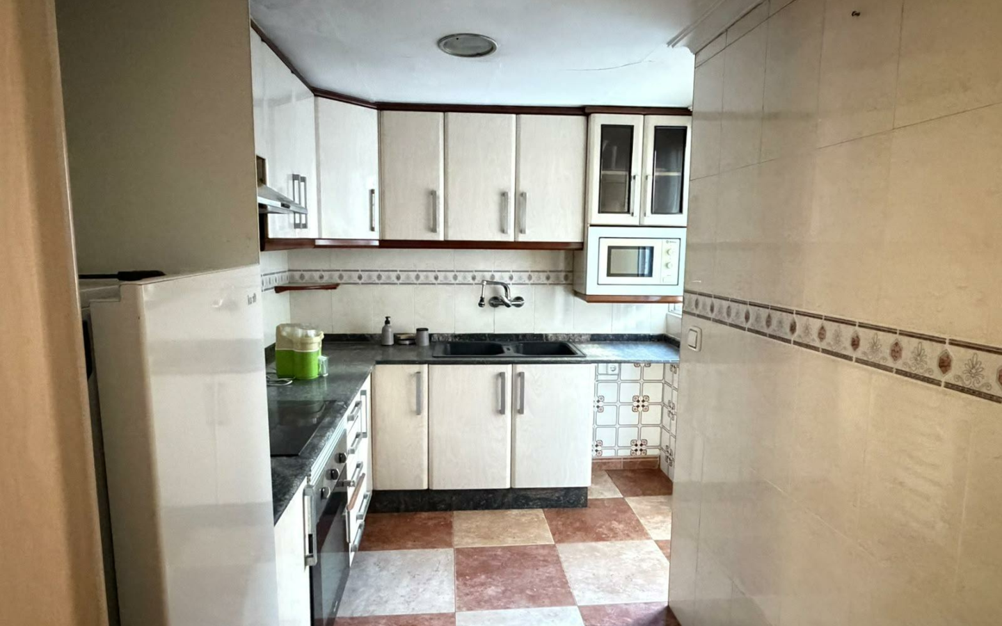 4-bedroom Flat In Canals, Spain (129 M²)