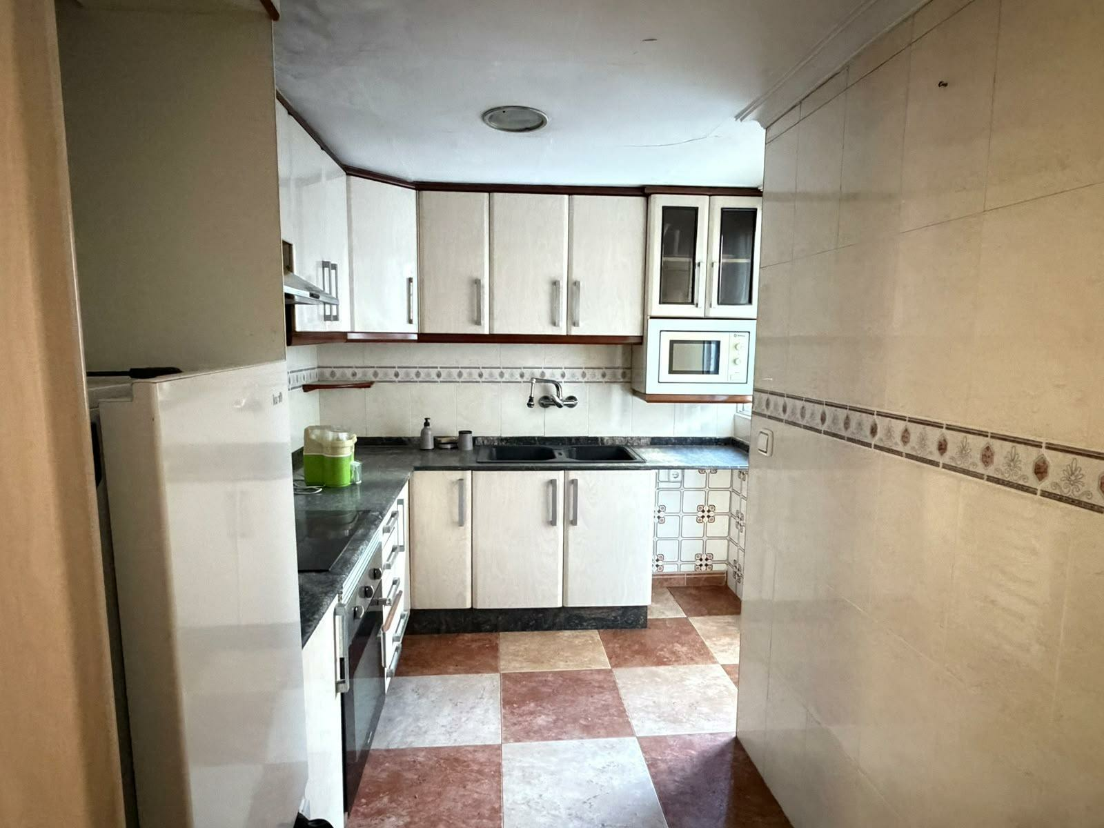 4-bedroom Flat In Canals, Spain (129 M²)