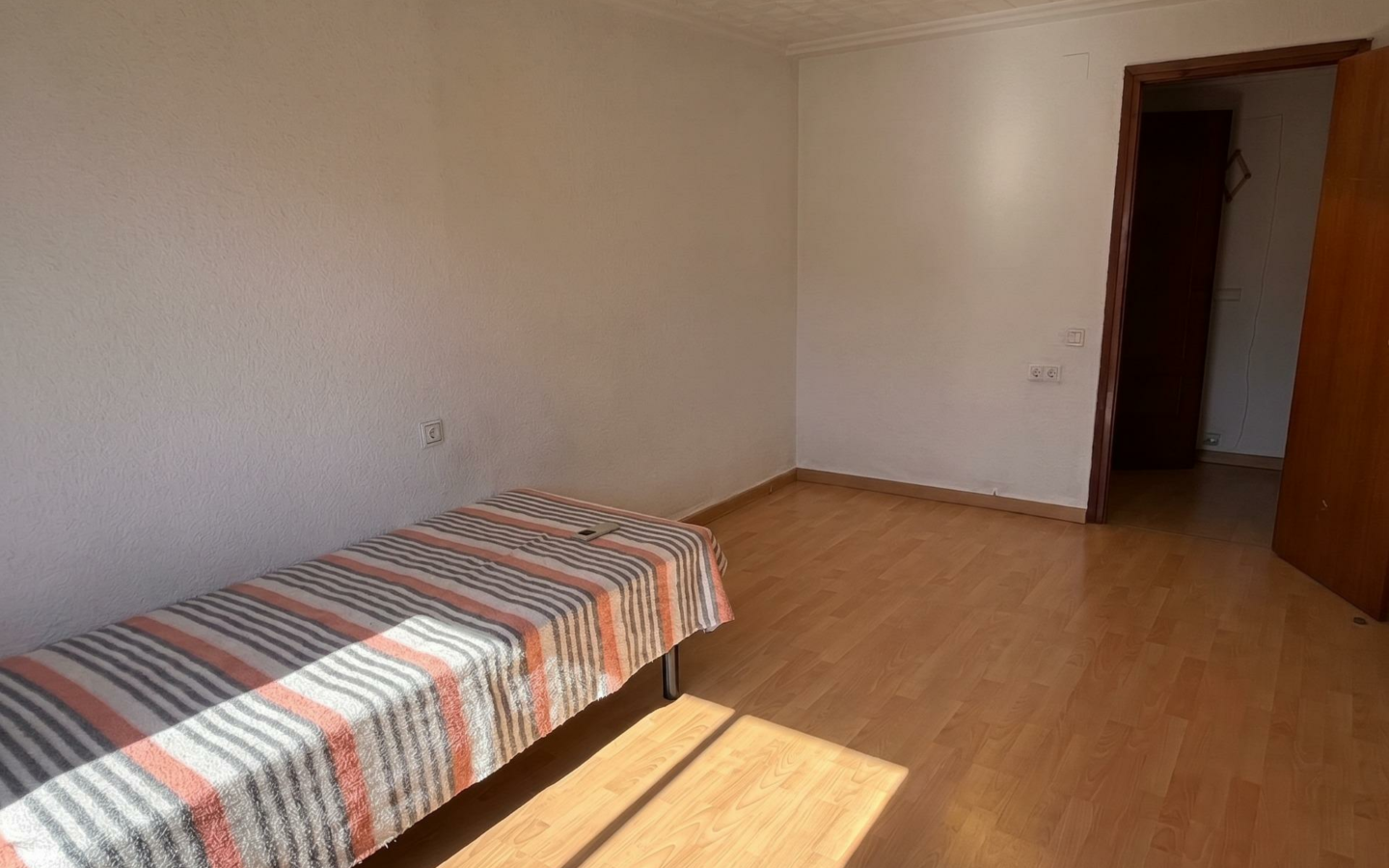4-bedroom Flat In Canals, Spain (129 M²)