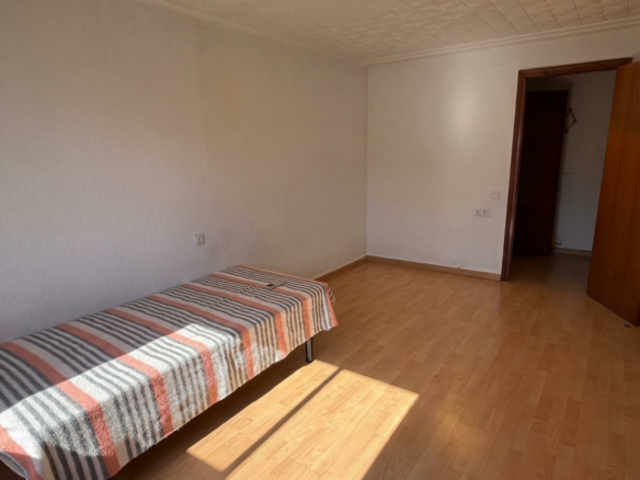 4-bedroom Flat In Canals, Spain (129 M²)