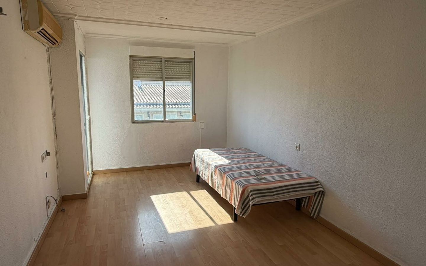 4-bedroom Flat In Canals, Spain (129 M²)