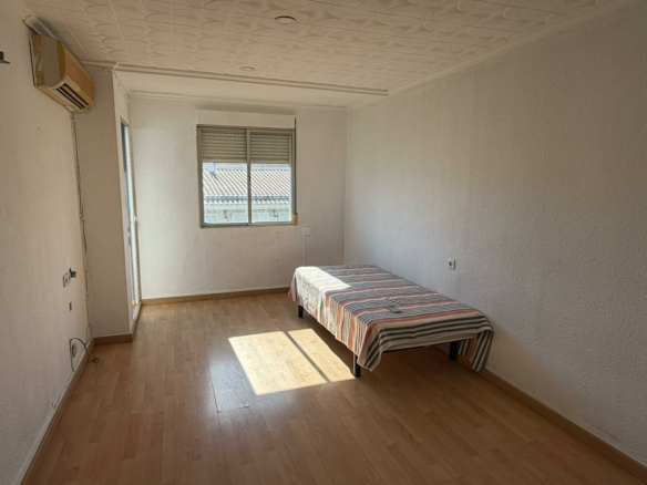 4-bedroom Flat In Canals, Spain (129 M²)