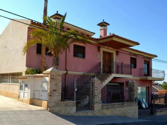 4-bedroom Villa In San Miguel De Salinas, Spain (245 M²)