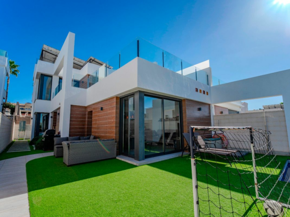 3-bedroom Villa In Benijofar, Spain (162 M²)
