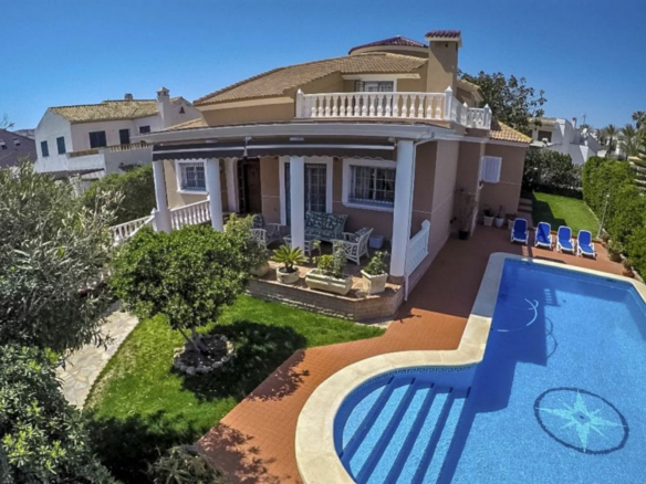 6-bedroom Villa In Torrevieja, Spain (500 M²)