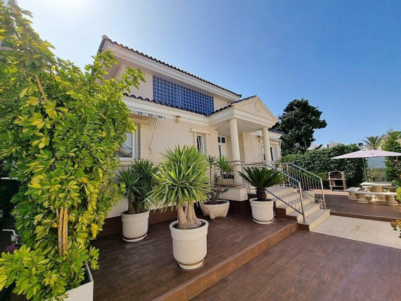 5-bedroom Villa In Torrevieja, Spain (438 M²)