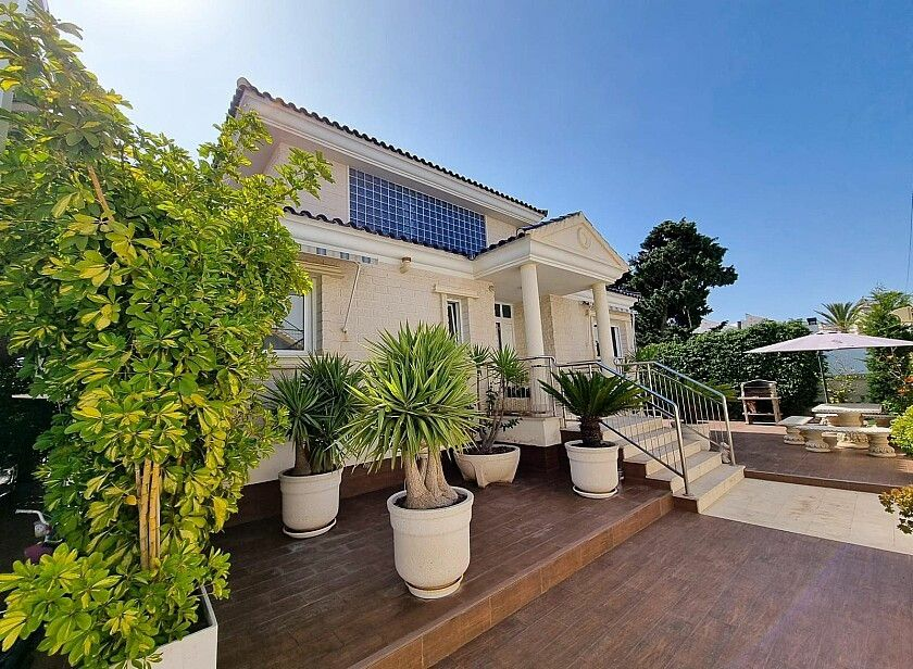 5-bedroom Villa In Torrevieja, Spain (438 M²)