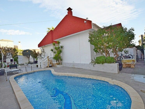 3-bedroom Villa In Torrevieja, Spain (200 M²)
