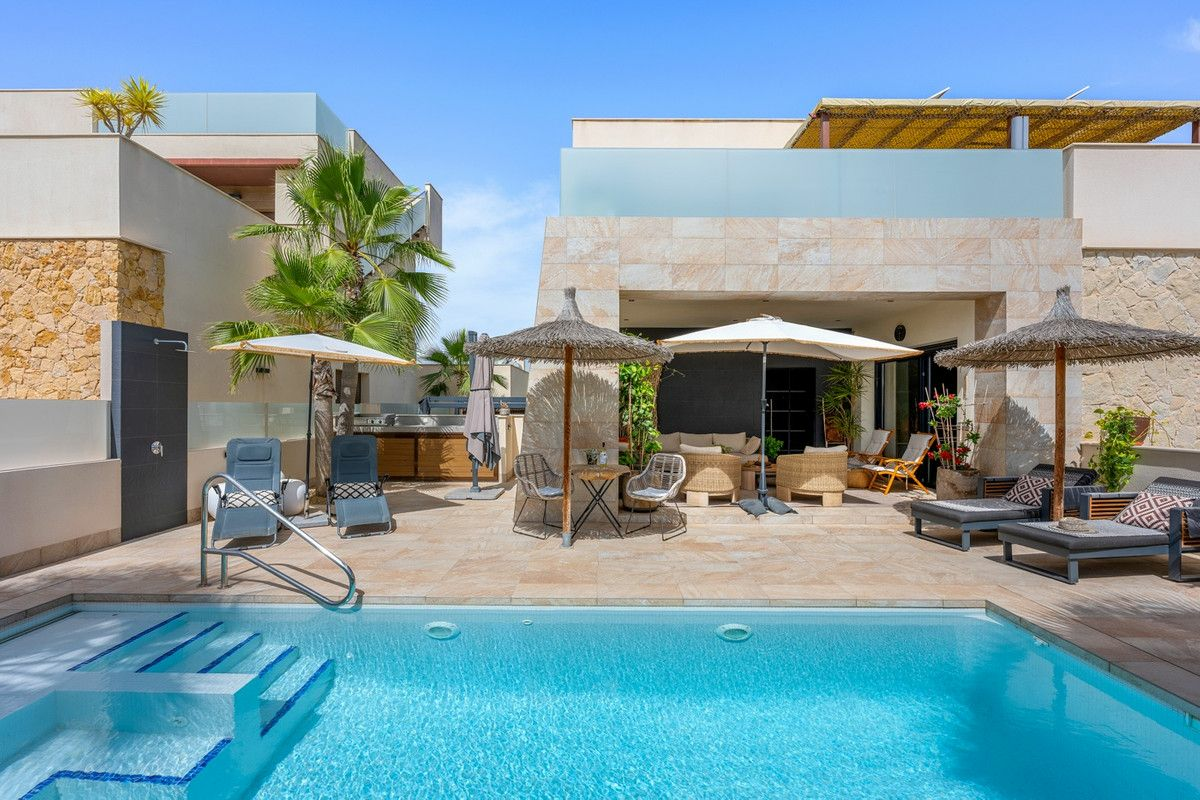 3-bedroom Villa In Benijofar, Spain (266 M²)