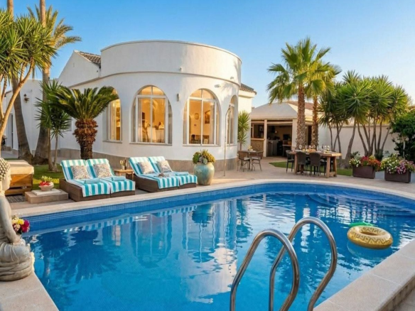 5-bedroom Villa In Torrevieja, Spain (199 M²)