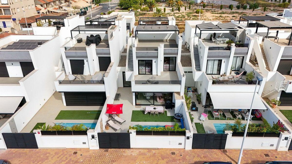 5-bedroom Villa In San Pedro Del Pinatar, Spain (143 M²)