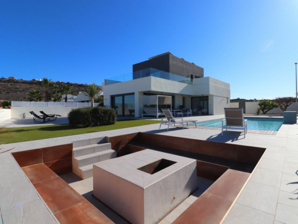 3-bedroom Villa In Benijofar, Spain (182 M²)