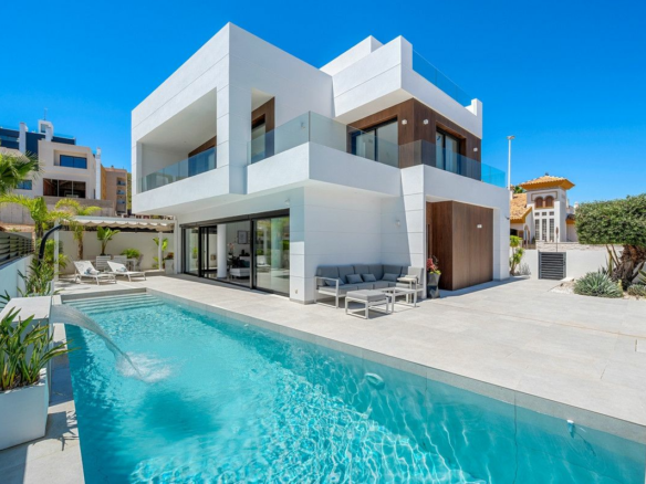 4-bedroom Villa In Guardamar Del Segura, Spain (194 M²)