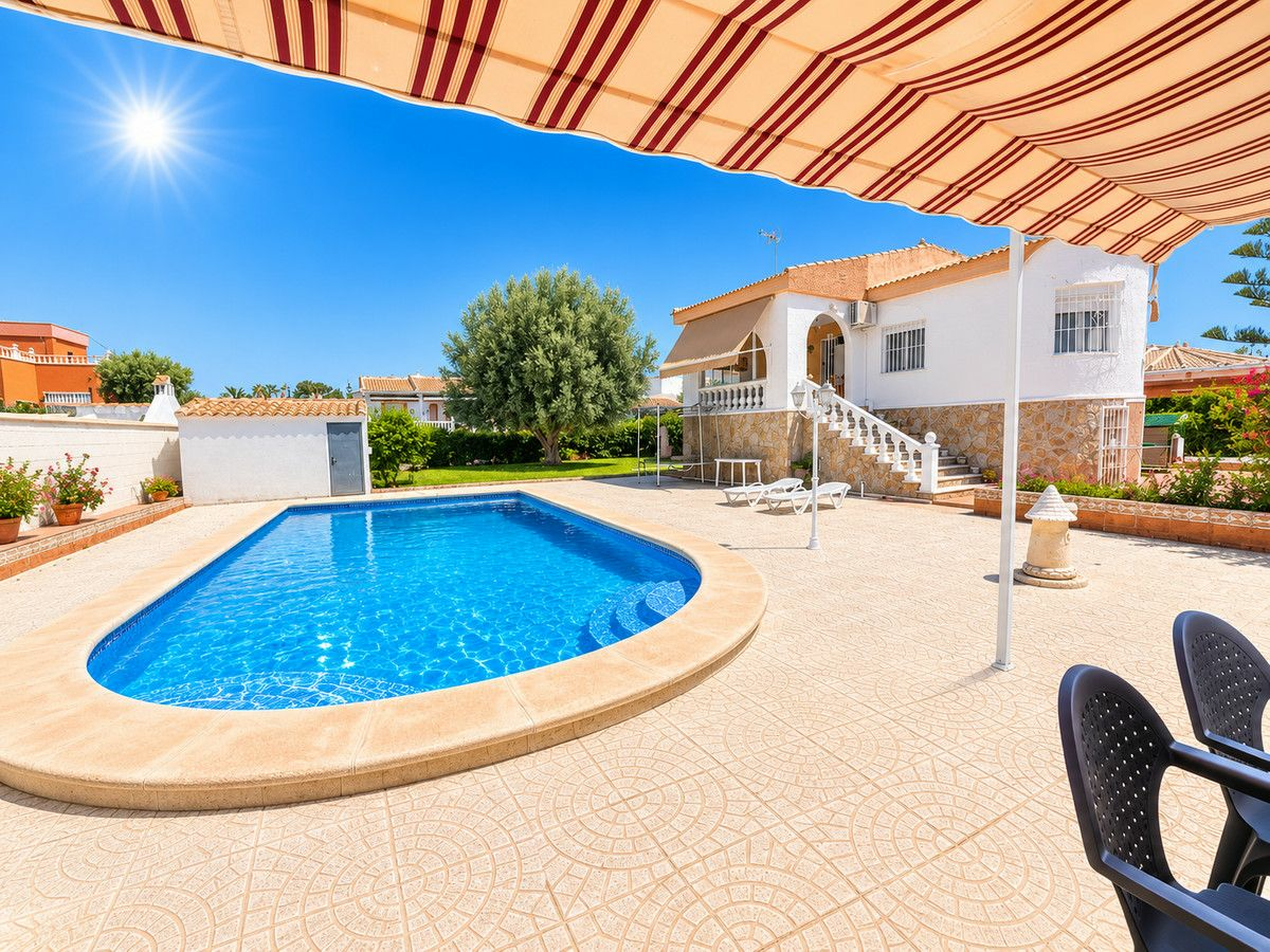 5-bedroom Villa In Torrevieja, Spain (200 M²)