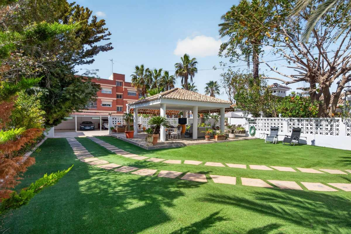 3-bedroom Villa In Santiago De La Ribera, Spain (308 M²)