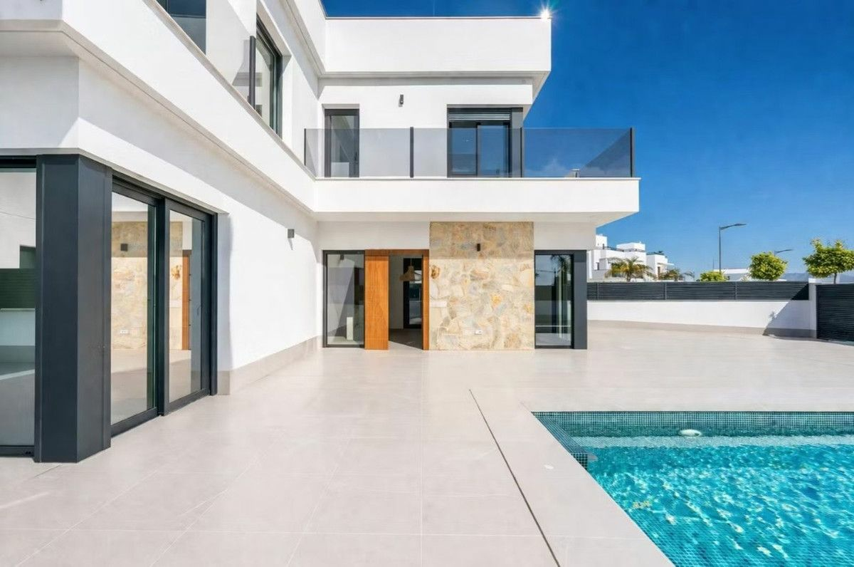 5-bedroom Villa In Los Alcázares, Spain (225 M²)