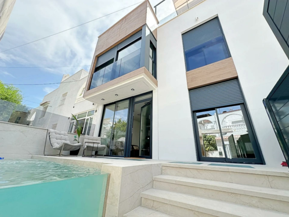 3-bedroom House In Torrevieja, Spain (180 M²)