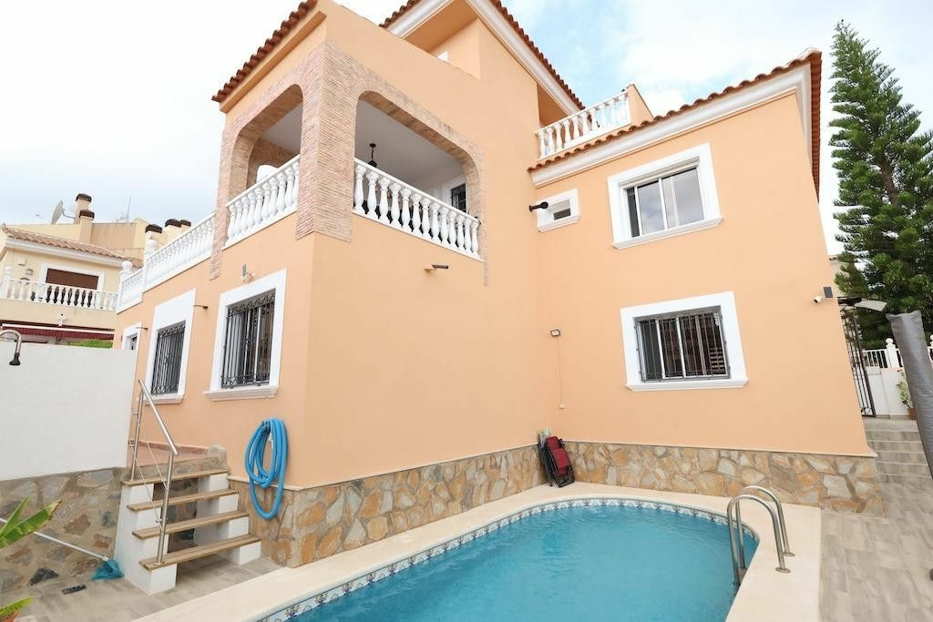 5-bedroom Villa In Orihuela Costa, Spain (208 M²)
