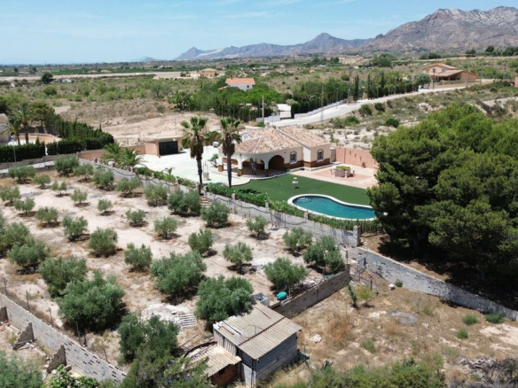 3-bedroom Country House In Albatera, Spain (210 M²)