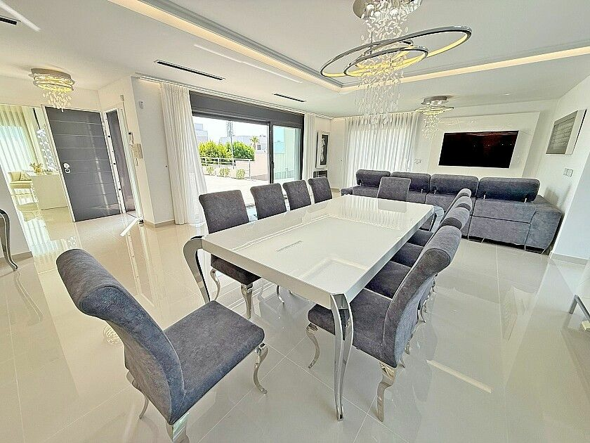 5-bedroom Villa In San Miguel De Salinas, Spain (316 M²)