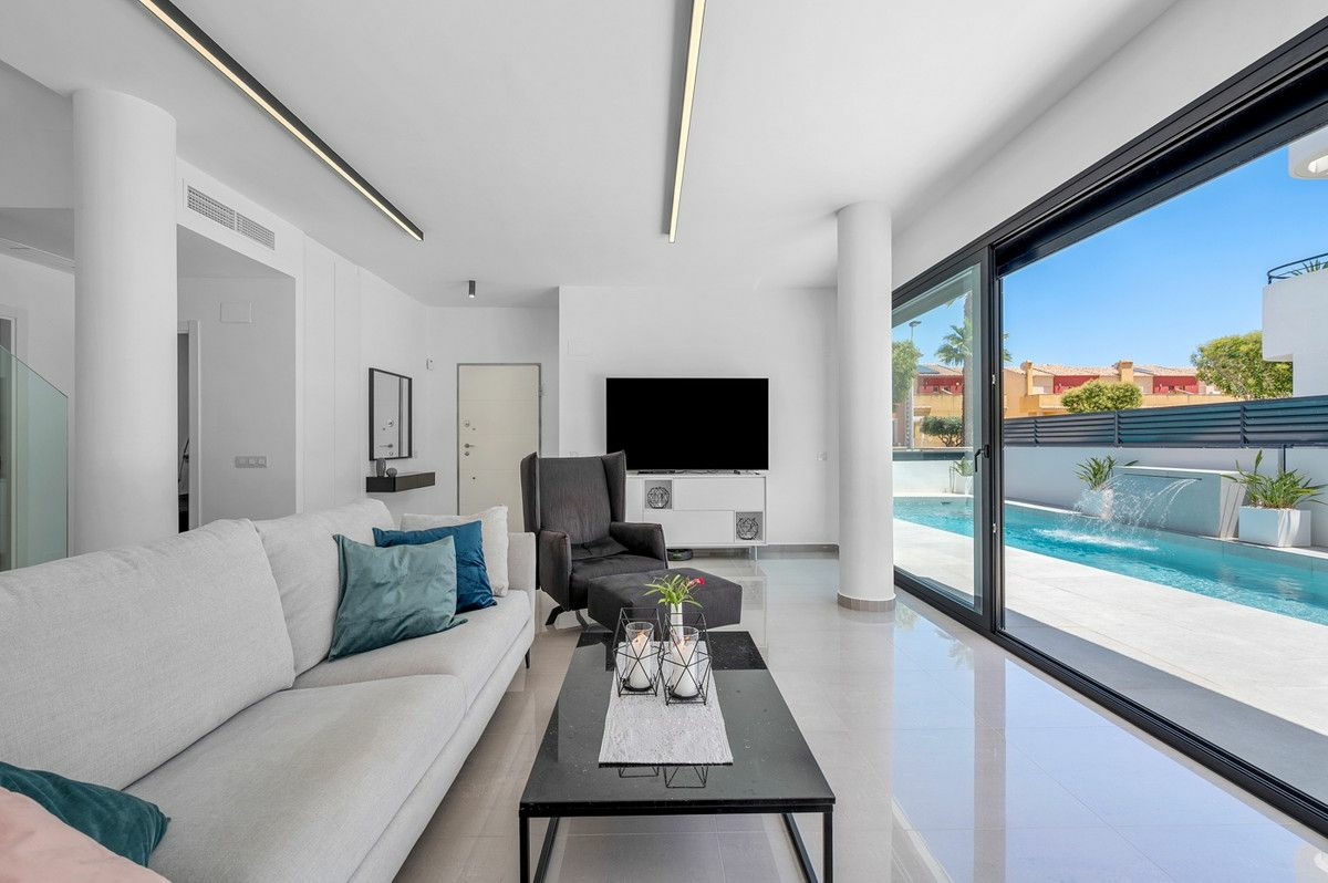 4-bedroom Villa In Guardamar Del Segura, Spain (194 M²)