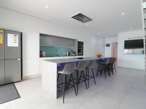 4-bedroom Villa In Benijofar, Spain (319 M²)