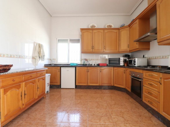 3-bedroom Villa In Albatera, Spain (164 M²)
