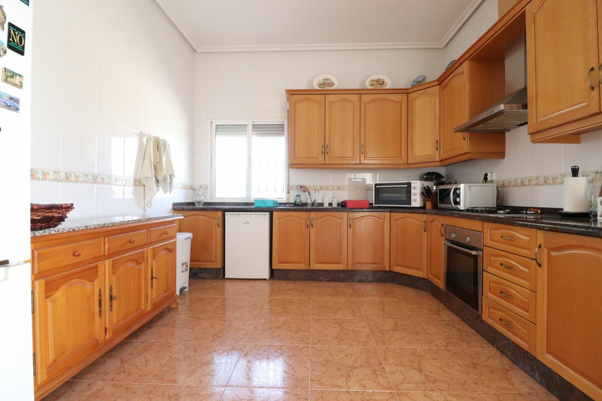 3-bedroom Villa In Albatera, Spain (164 M²)