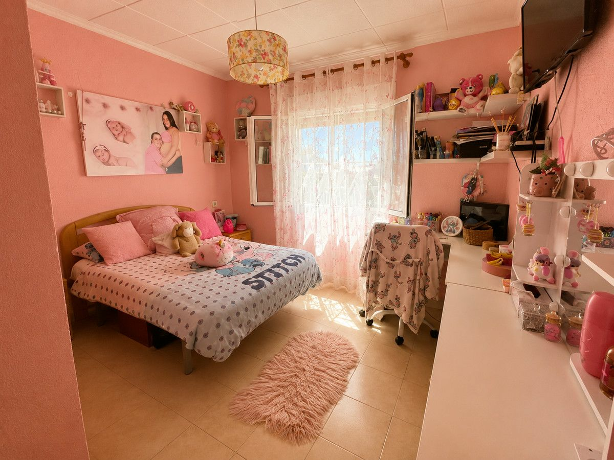 5-bedroom Villa In Torrevieja, Spain (200 M²)
