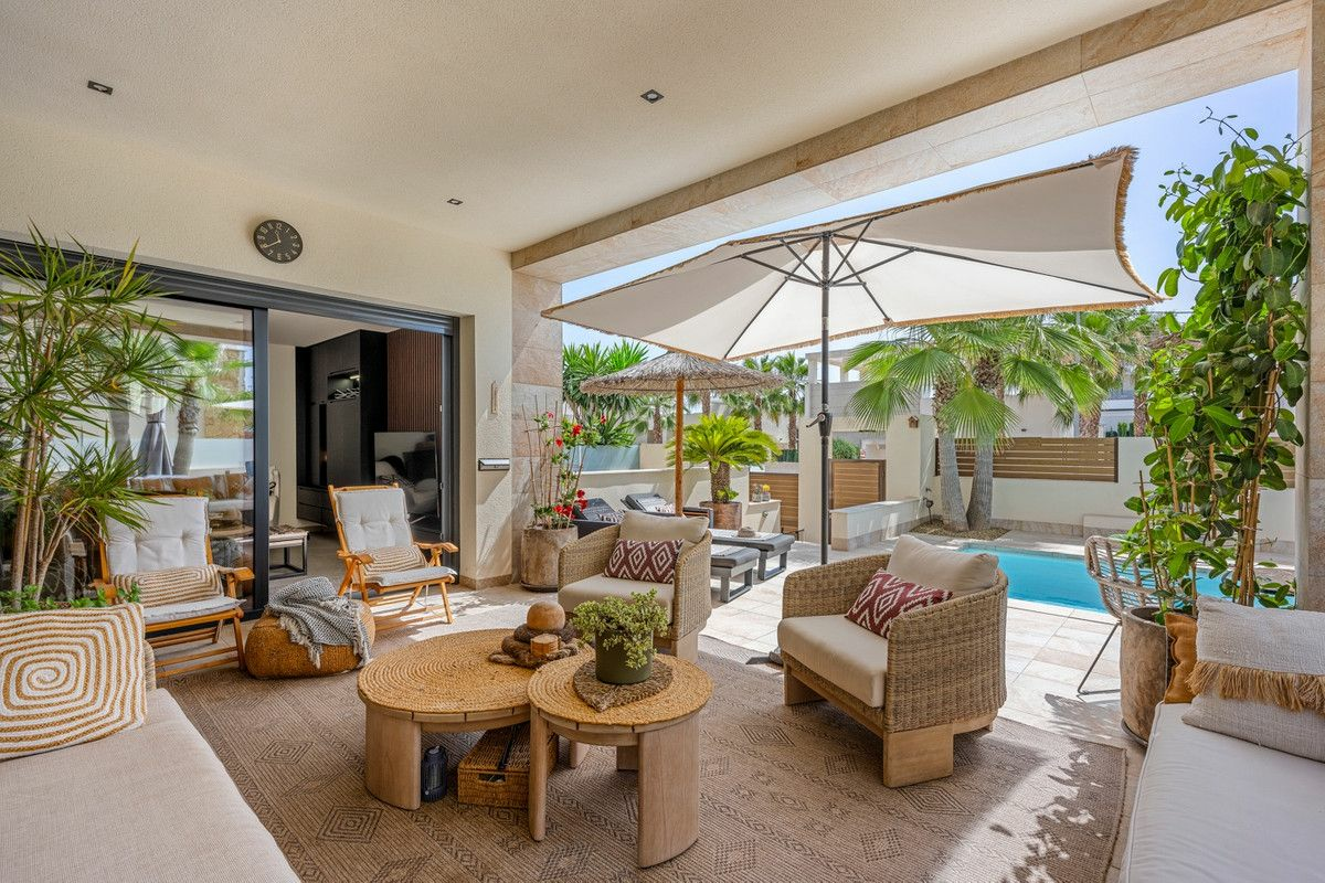 3-bedroom Villa In Benijofar, Spain (266 M²)