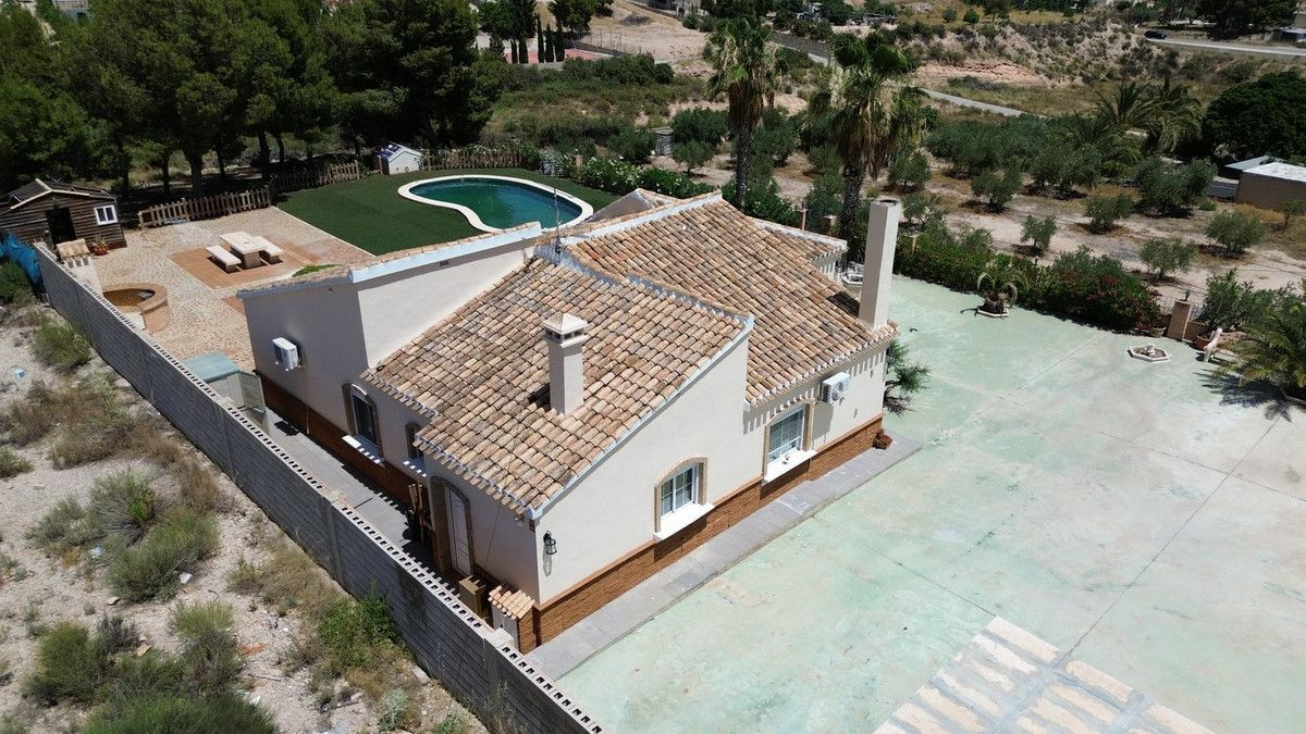 3-bedroom Country House In Albatera, Spain (210 M²)