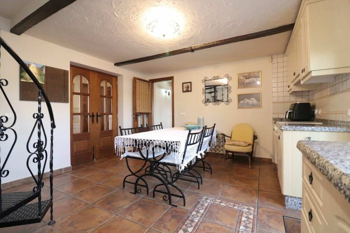 4-bedroom Villa In Albatera, Spain (231 M²)