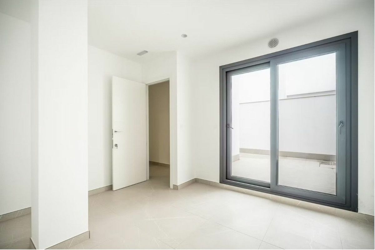 5-bedroom Villa In Los Alcázares, Spain (225 M²)