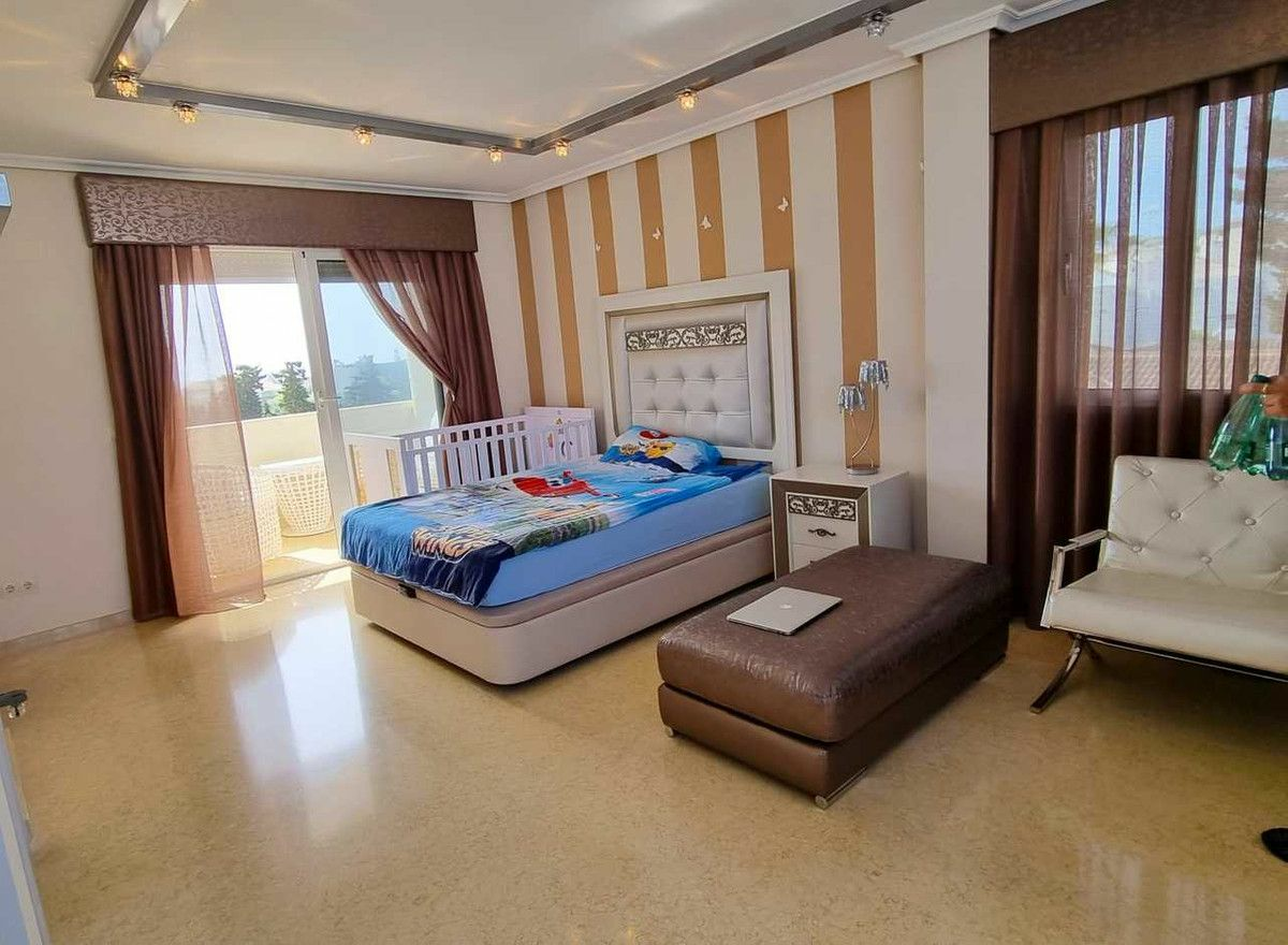5-bedroom Villa In Torrevieja, Spain (469 M²)