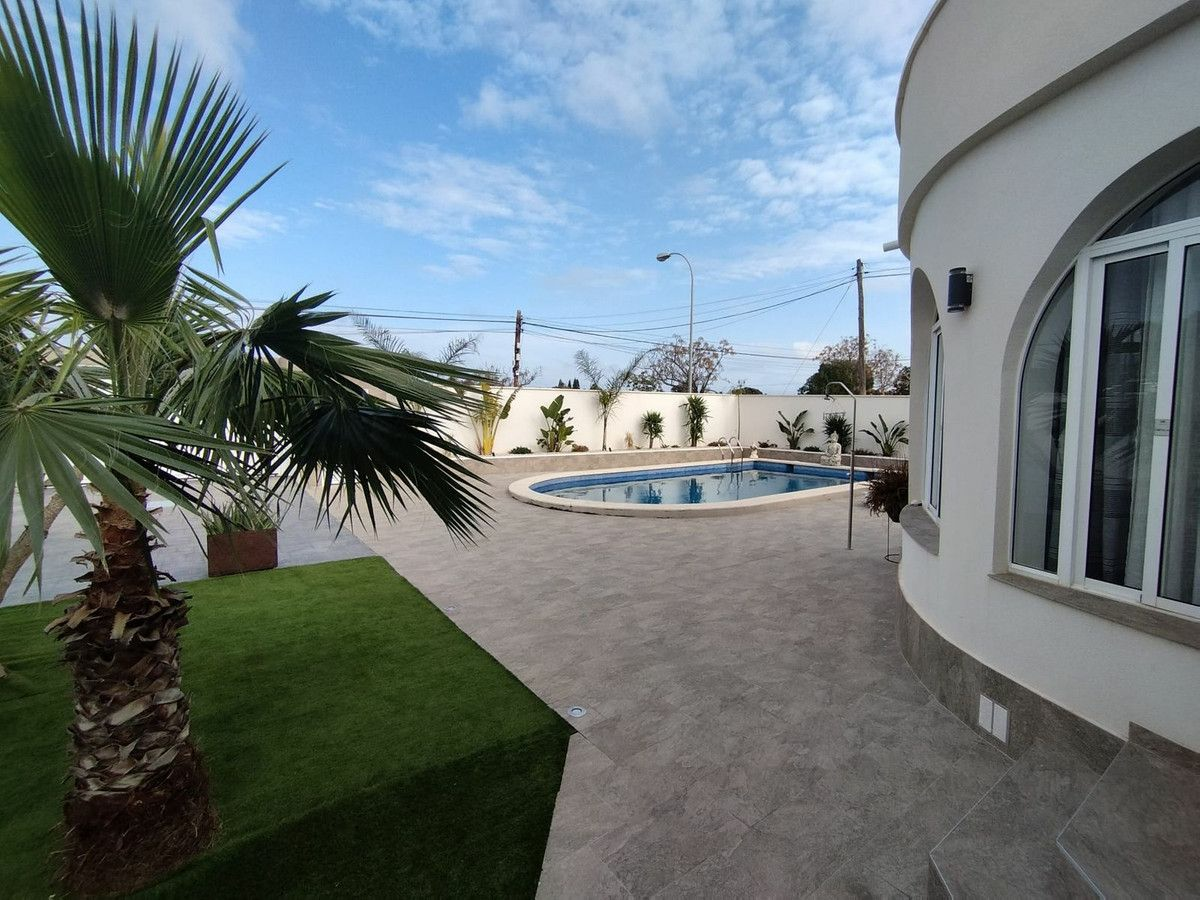 5-bedroom Villa In Torrevieja, Spain (199 M²)