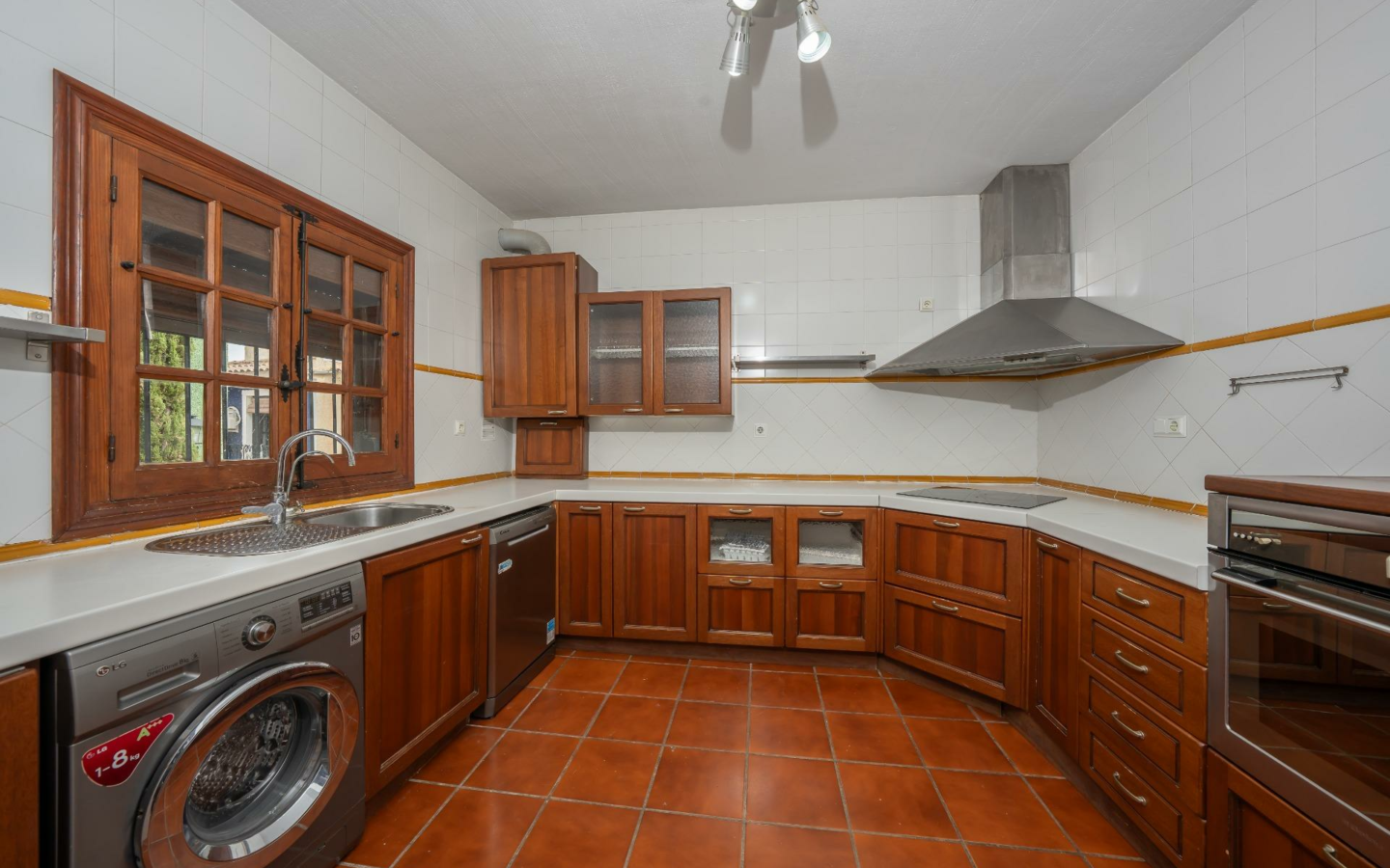 3-bedroom Bungalow In El Campello, Spain (235 M²)