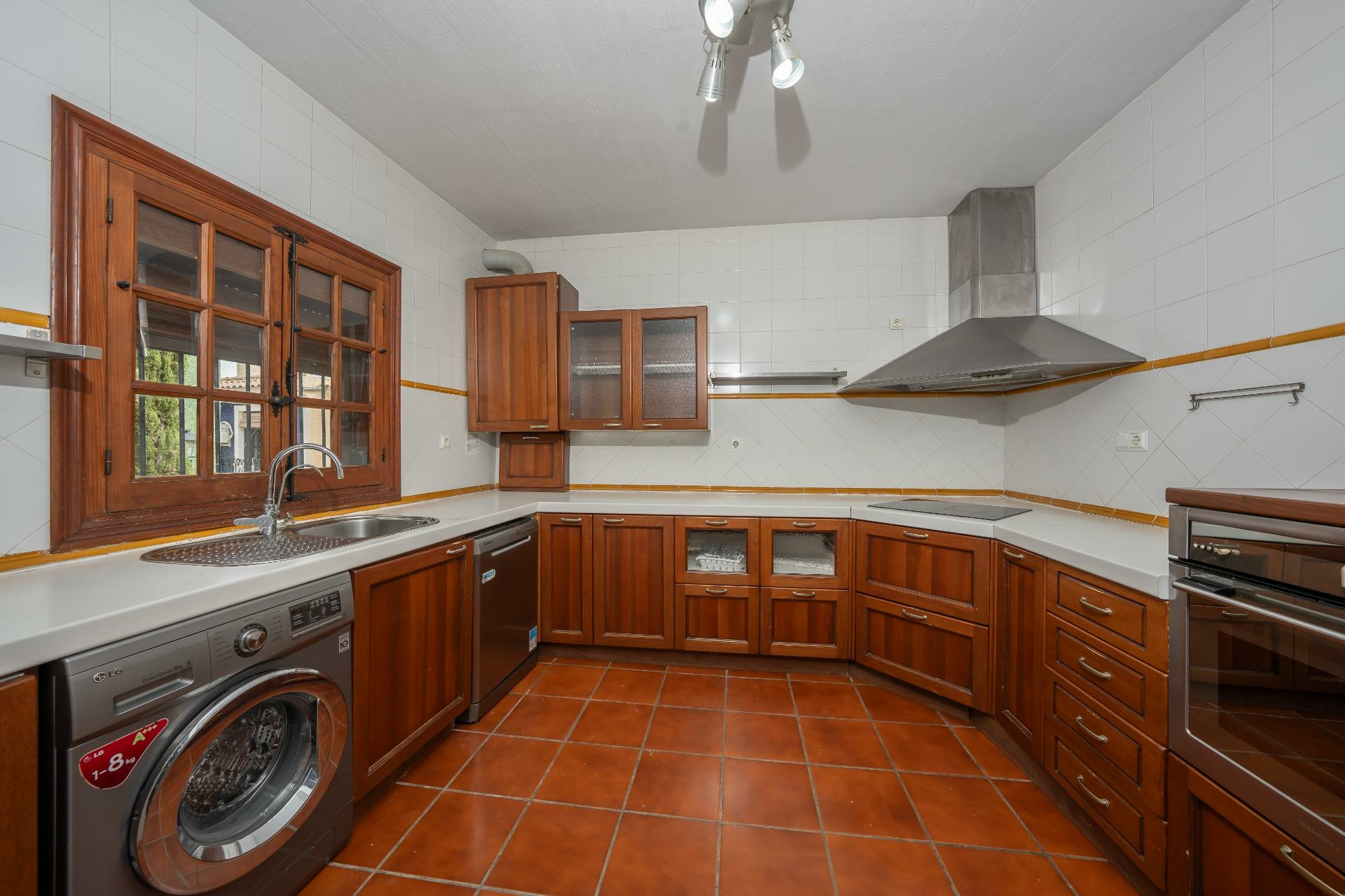 3-bedroom Bungalow In El Campello, Spain (235 M²)