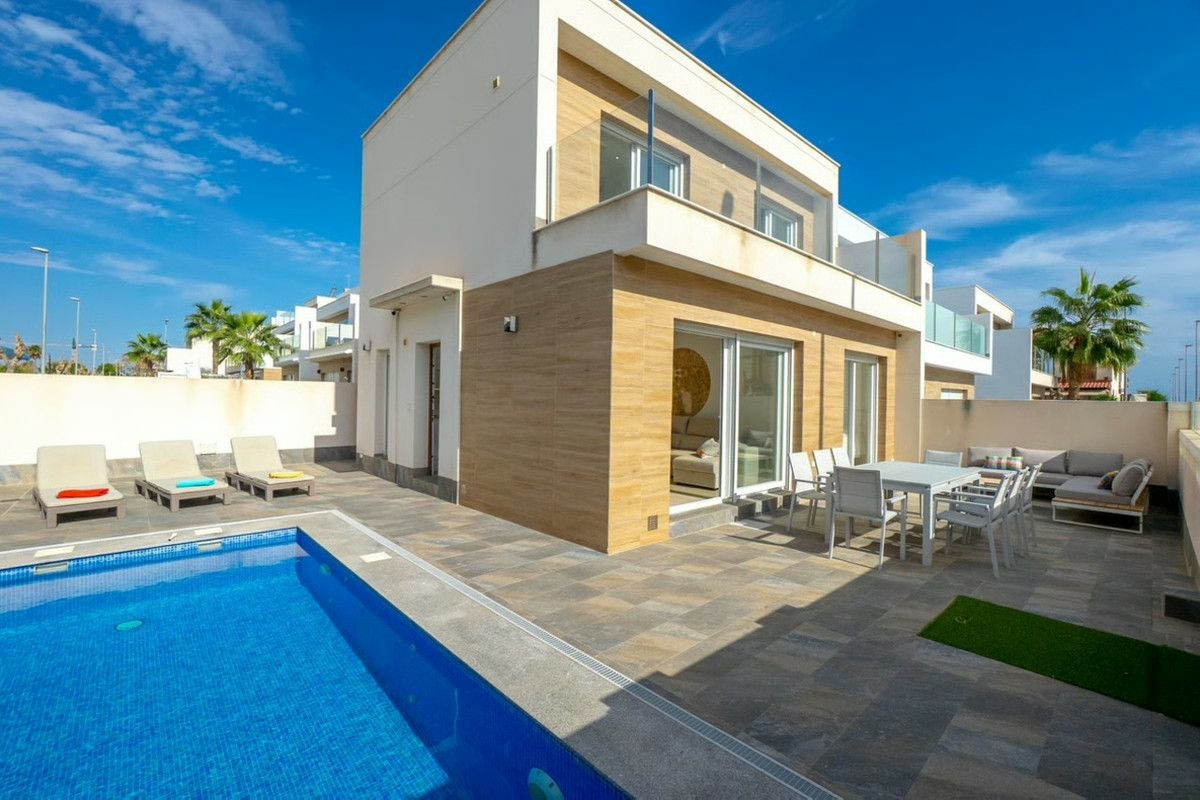 3-bedroom Villa In Pilar De La Horadada, Spain (108 M²)