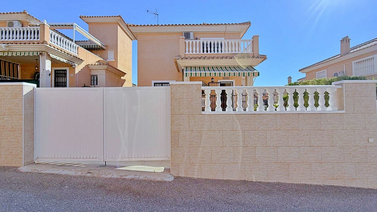 4-bedroom Villa In Torrevieja, Spain (198 M²)