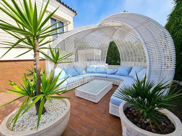 5-bedroom Villa In Torrevieja, Spain (438 M²)