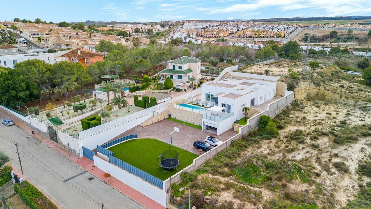4-bedroom Villa In Algorfa, Spain (283 M²)