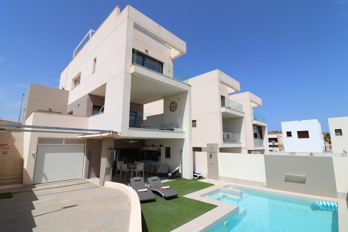 4-bedroom Villa In Benijofar, Spain (319 M²)