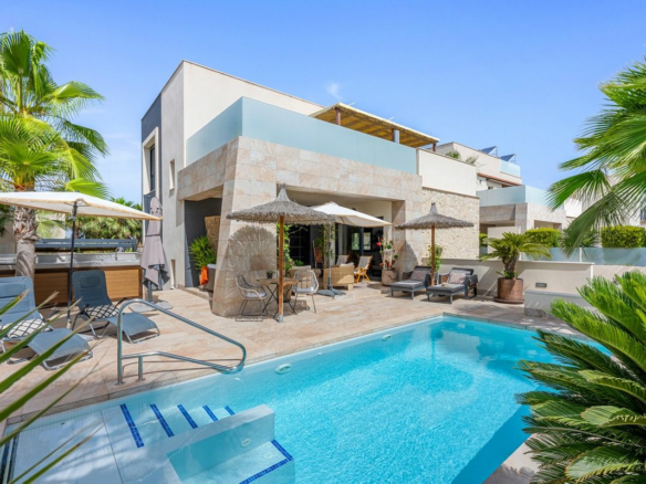 3-bedroom Villa In Benijofar, Spain (266 M²)