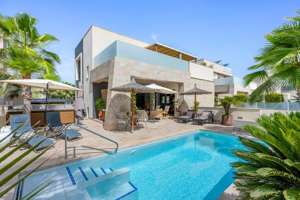 3-bedroom Villa In Benijofar, Spain (266 M²)
