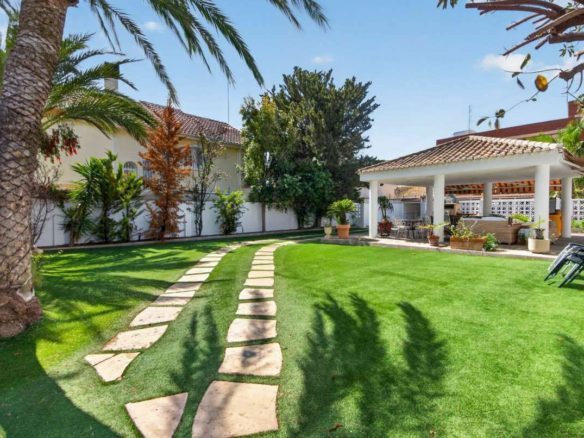 3-bedroom Villa In Santiago De La Ribera, Spain (308 M²)