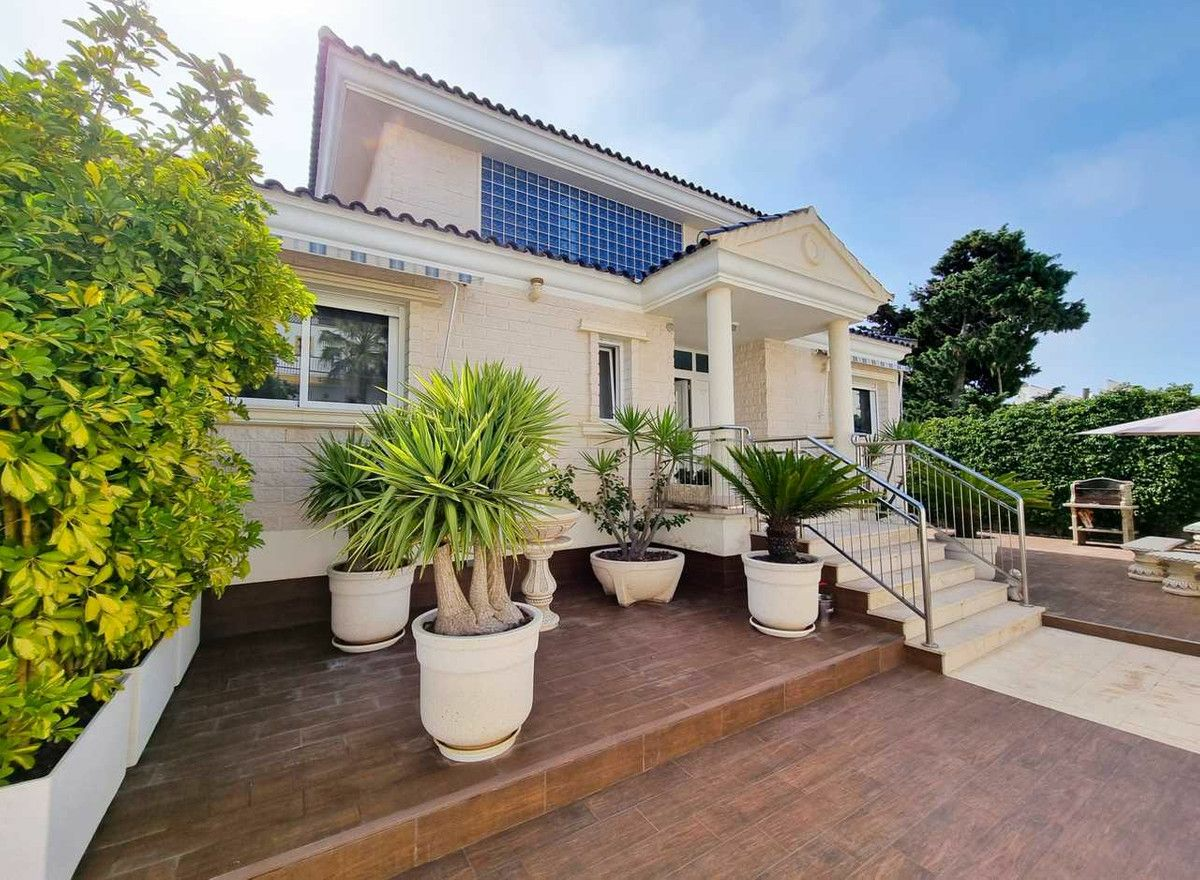 5-bedroom Villa In Torrevieja, Spain (469 M²)