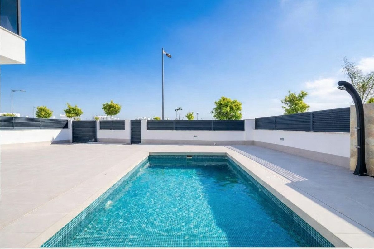 5-bedroom Villa In Los Alcázares, Spain (225 M²)
