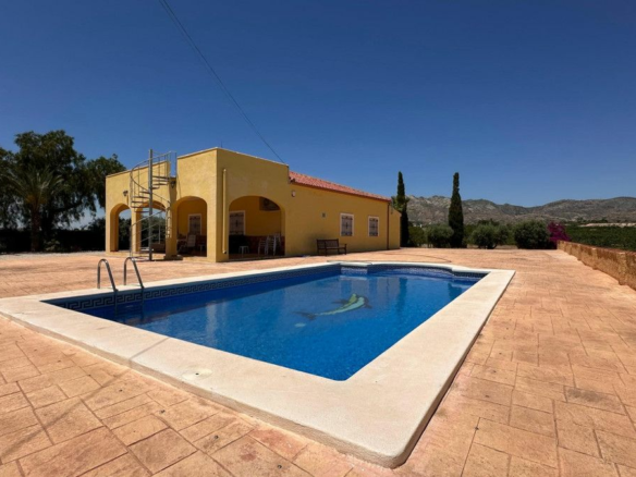 3-bedroom Villa In Albatera, Spain (164 M²)