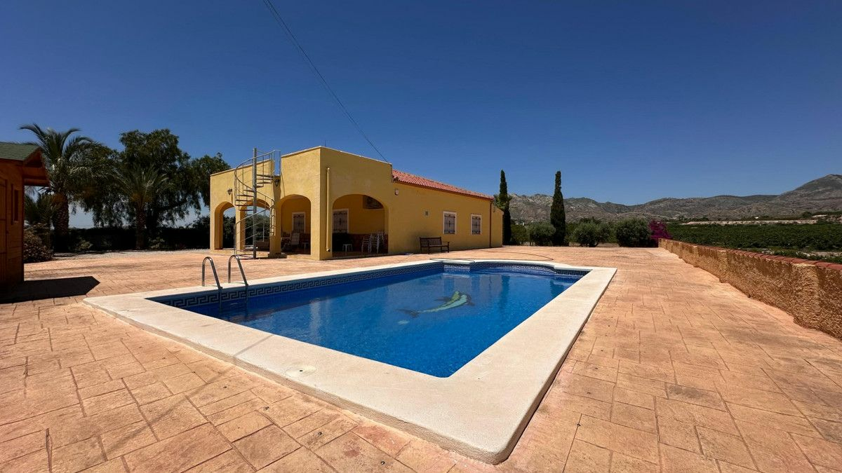3-bedroom Villa In Albatera, Spain (164 M²)